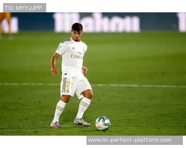 马卡评论迪亚斯稳固主力地位卡马文加状态与信心显著下滑